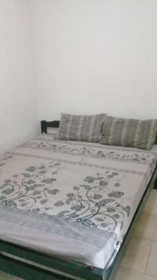 Kost Backpacker Hotell Sidoarjo Exteriör bild