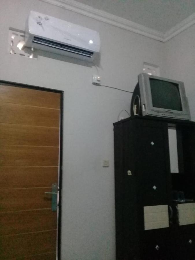 Kost Backpacker Hotell Sidoarjo Exteriör bild