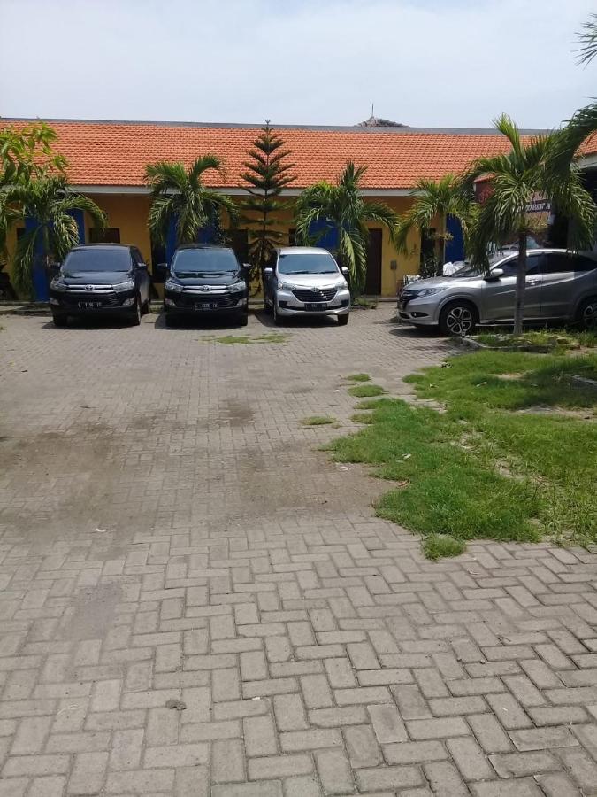 Kost Backpacker Hotell Sidoarjo Exteriör bild