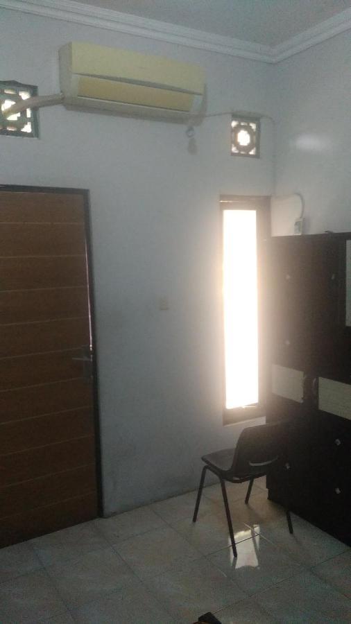 Kost Backpacker Hotell Sidoarjo Exteriör bild
