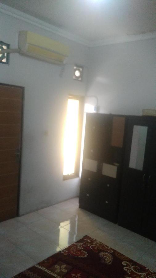 Kost Backpacker Hotell Sidoarjo Exteriör bild