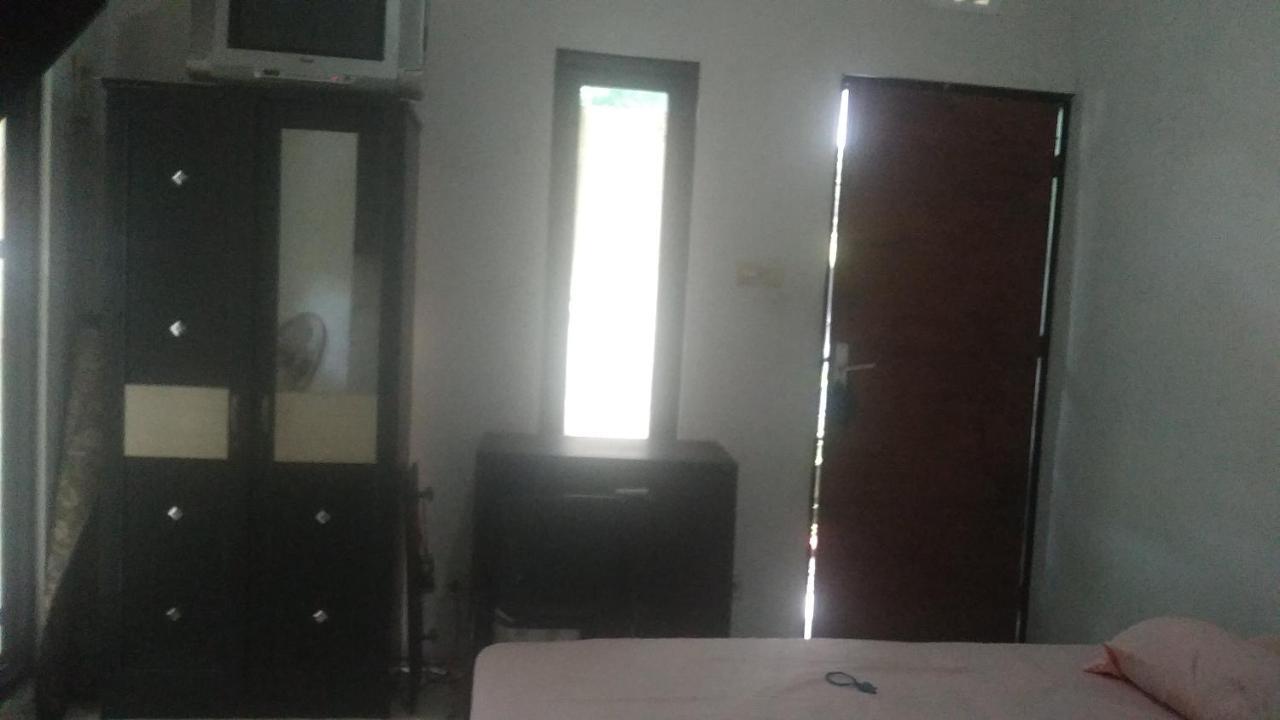 Kost Backpacker Hotell Sidoarjo Exteriör bild
