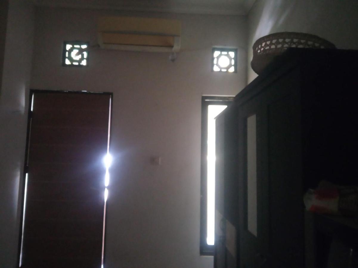 Kost Backpacker Hotell Sidoarjo Exteriör bild
