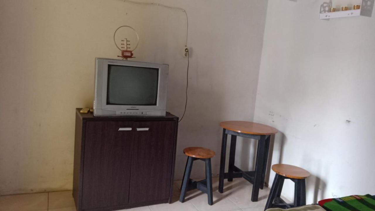 Kost Backpacker Hotell Sidoarjo Exteriör bild