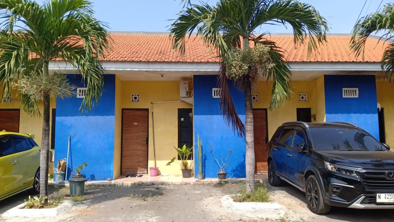 Kost Backpacker Hotell Sidoarjo Exteriör bild