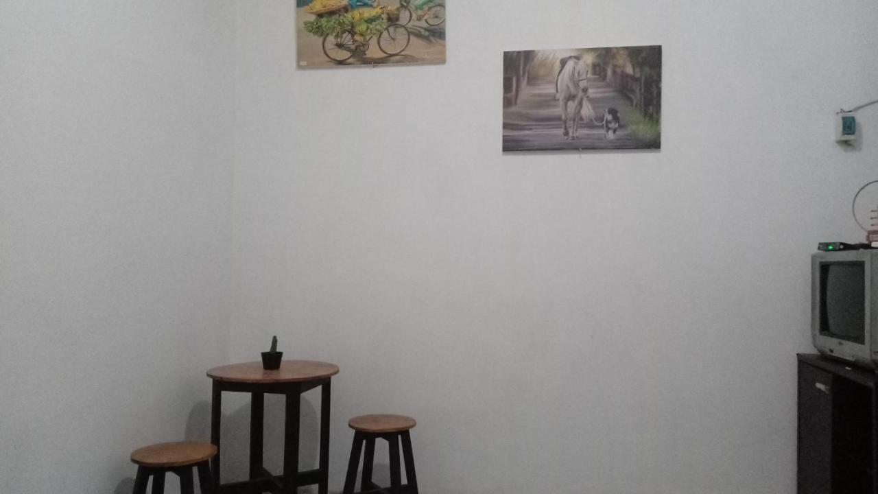 Kost Backpacker Hotell Sidoarjo Exteriör bild