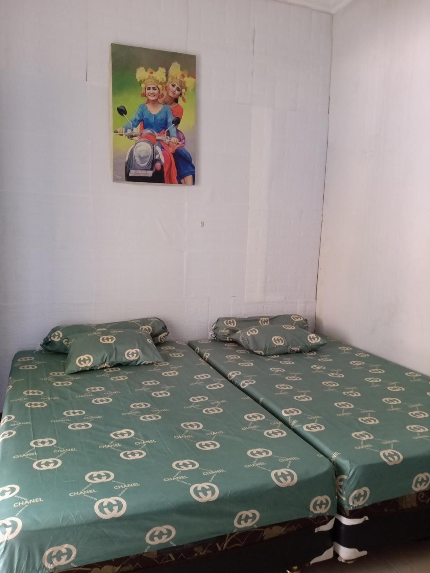 Kost Backpacker Hotell Sidoarjo Exteriör bild