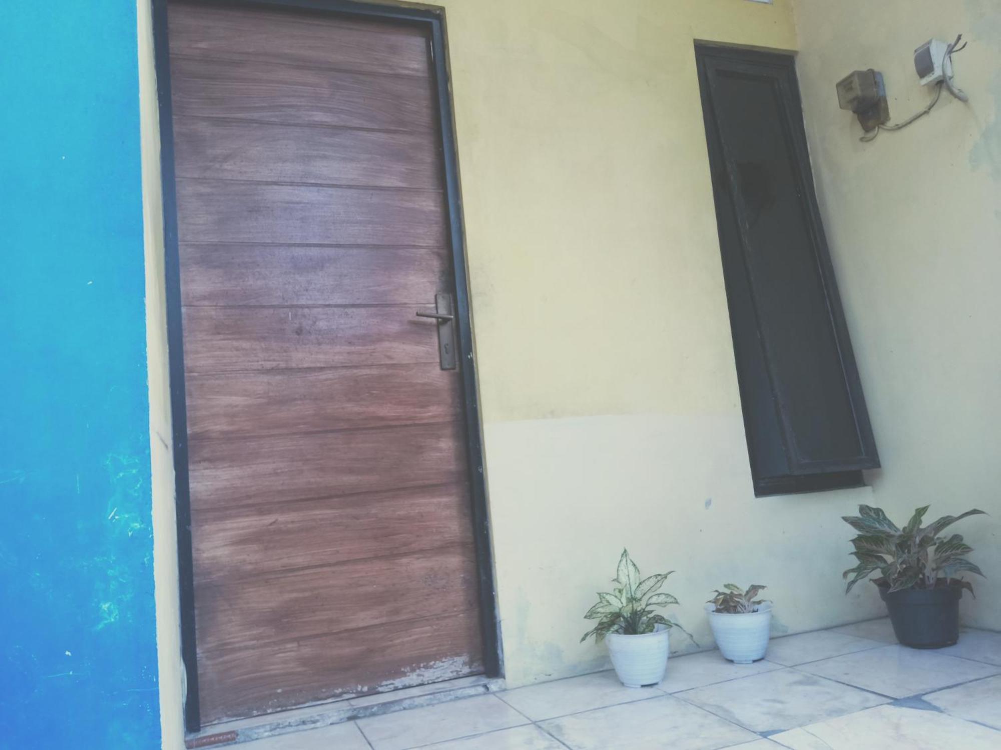 Kost Backpacker Hotell Sidoarjo Exteriör bild