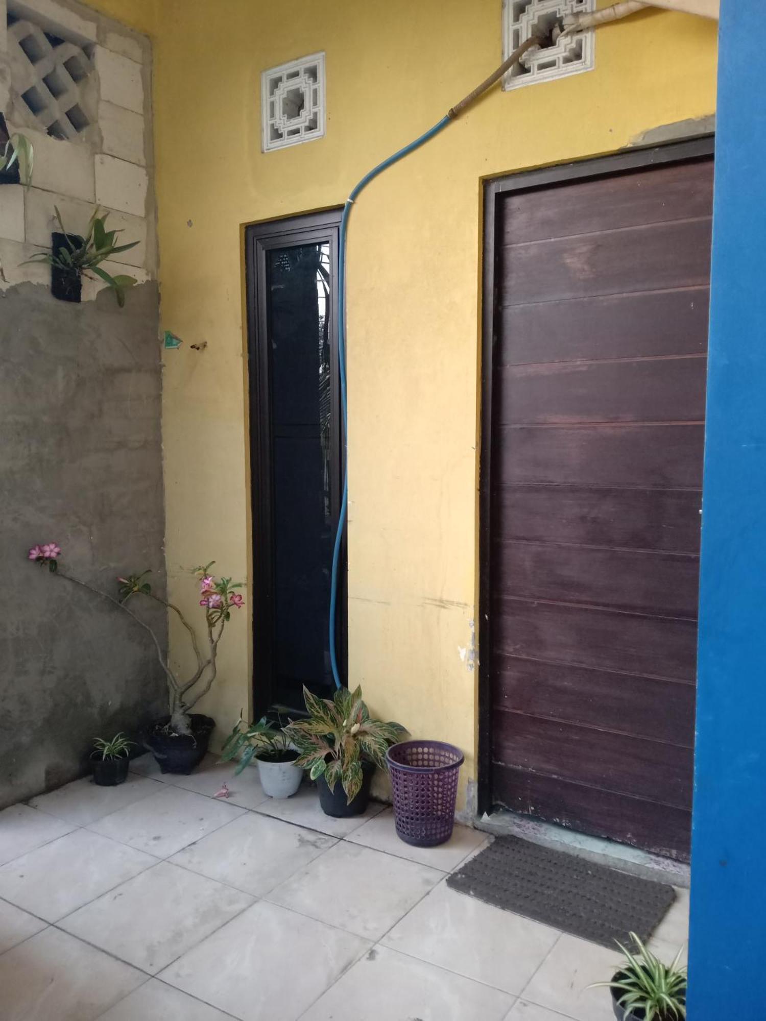 Kost Backpacker Hotell Sidoarjo Exteriör bild