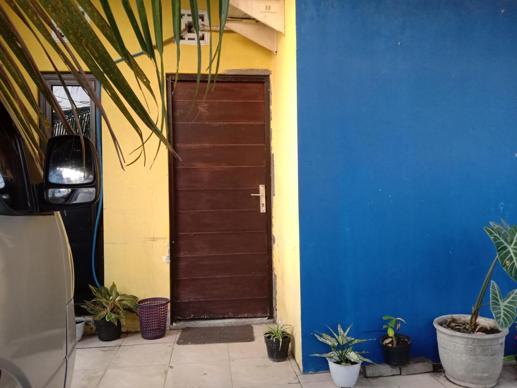 Kost Backpacker Hotell Sidoarjo Exteriör bild