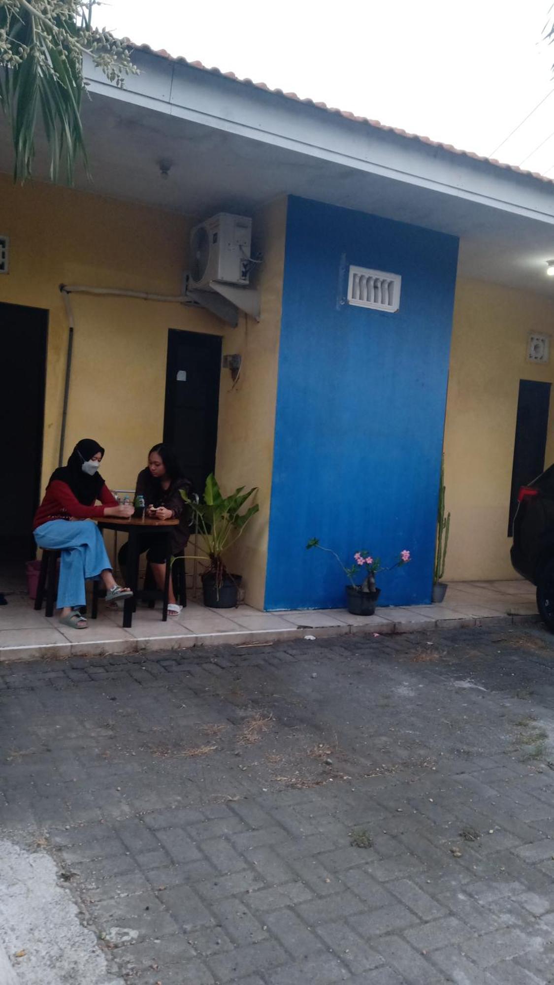 Kost Backpacker Hotell Sidoarjo Exteriör bild