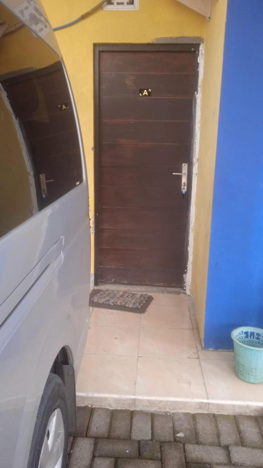 Kost Backpacker Hotell Sidoarjo Rum bild