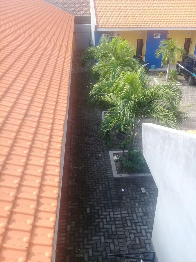 Kost Backpacker Hotell Sidoarjo Exteriör bild
