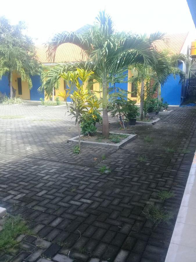 Kost Backpacker Hotell Sidoarjo Exteriör bild