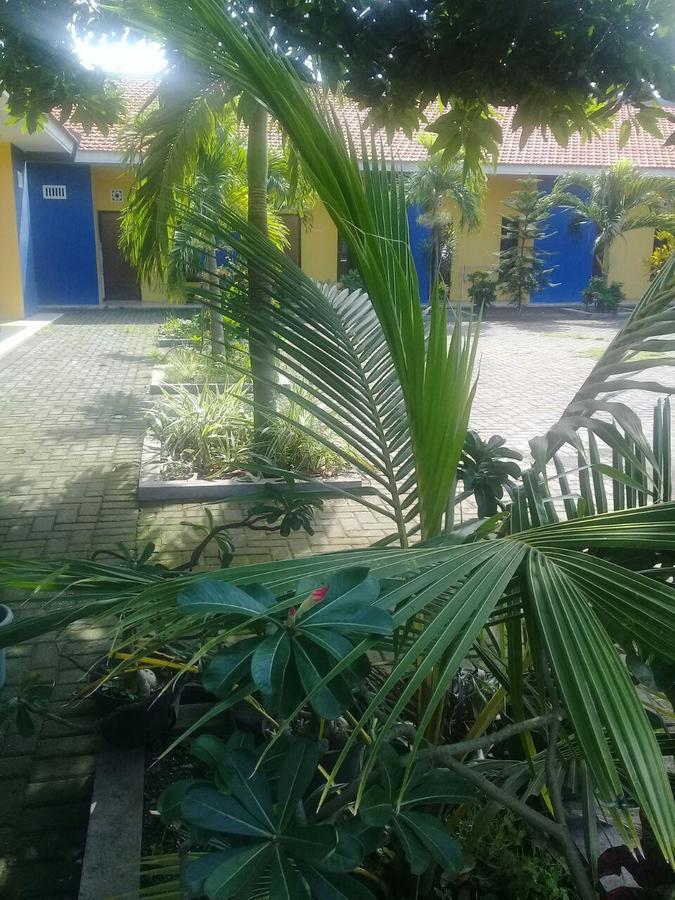 Kost Backpacker Hotell Sidoarjo Exteriör bild
