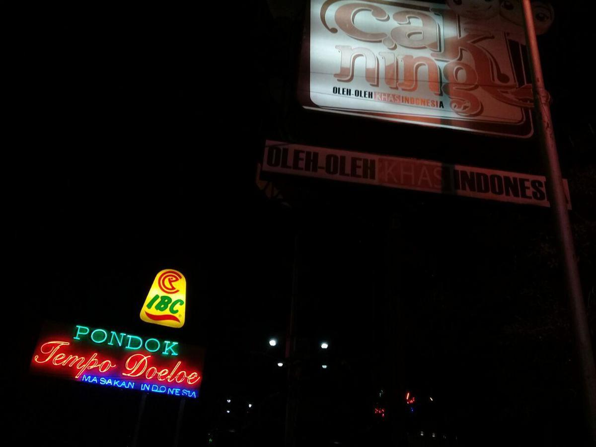 Kost Backpacker Hotell Sidoarjo Exteriör bild