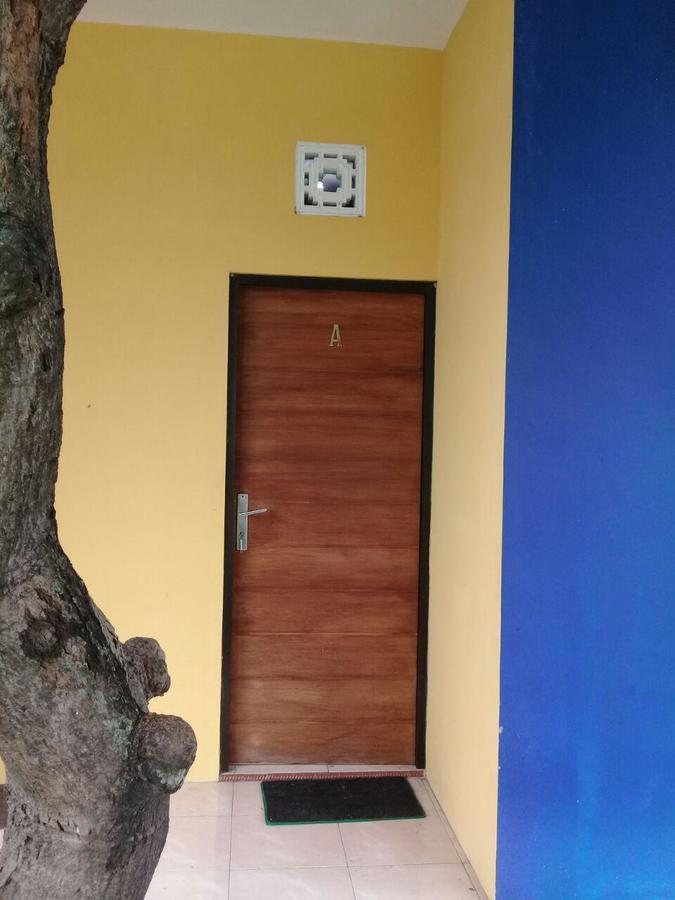 Kost Backpacker Hotell Sidoarjo Exteriör bild