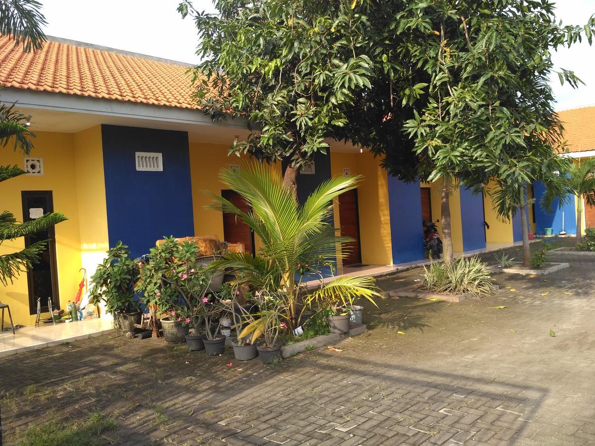 Kost Backpacker Hotell Sidoarjo Exteriör bild
