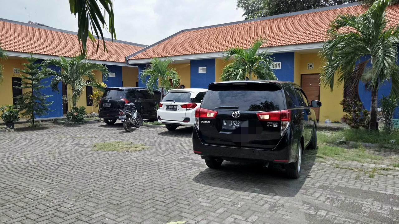 Kost Backpacker Hotell Sidoarjo Exteriör bild